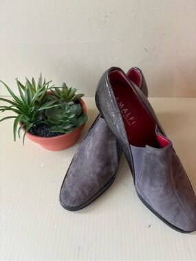 Amalfi by Rangoni Gray Suede Slip-On Heels Red Interior Sz 6 Italian